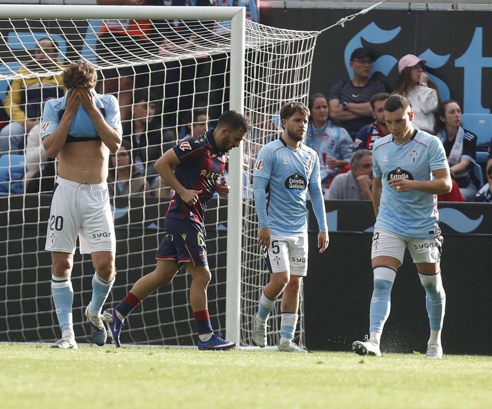 Los jugadores del Celta se lamentan tras encajar el tercer gol de la tarde, en un saque de esquina.