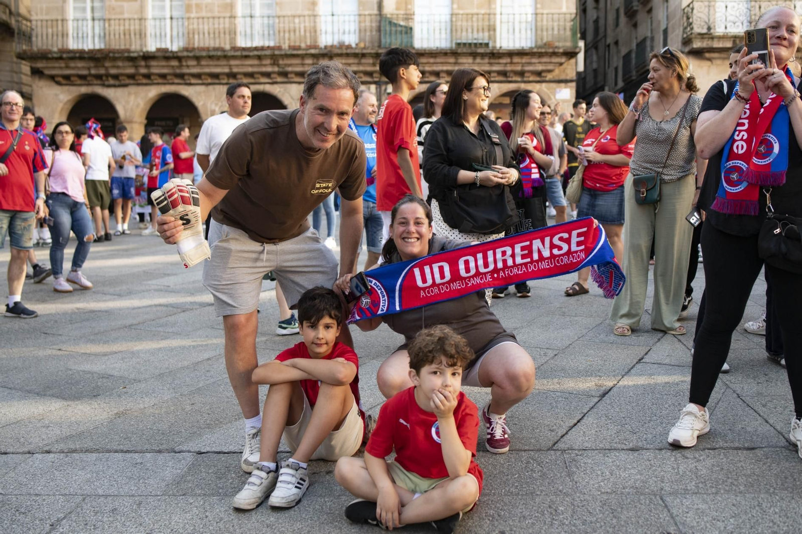Galería | La aplaudida acogida de los unionistas a la UD Ourense contrasta con la pitada a Jácome en la Plaza Mayor, en fotos