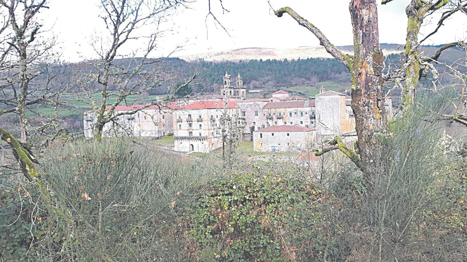 El mosteiro, visto desde la ruta.