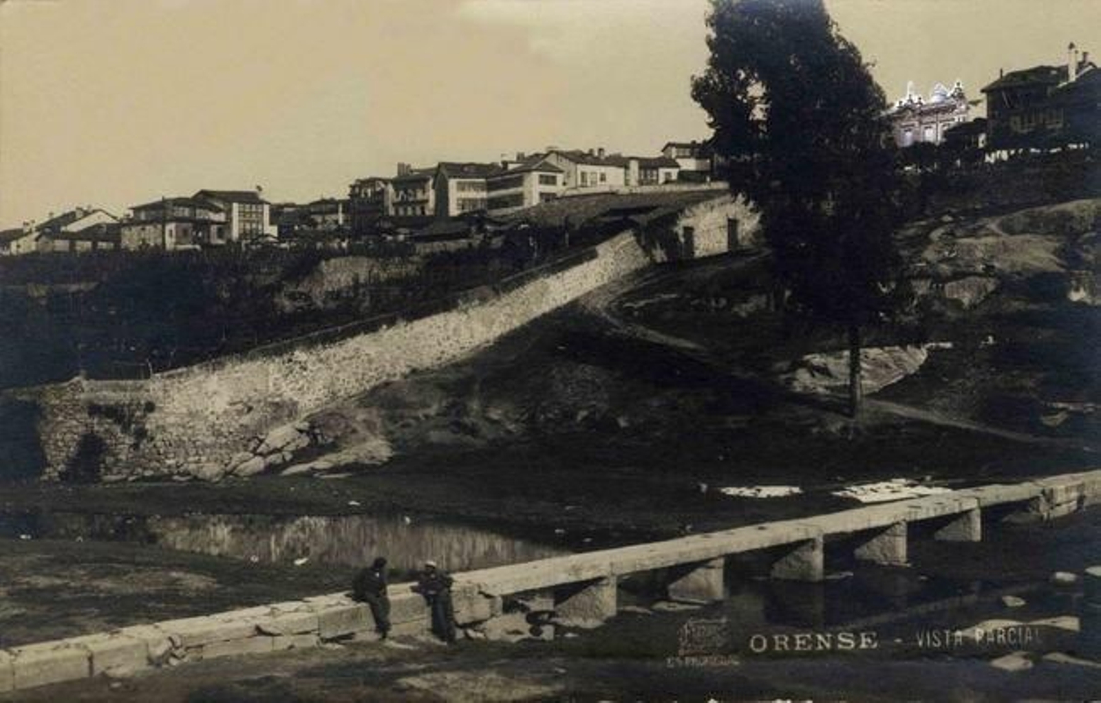 Postal de Pedro Ferrer, de comienzos del s XX. Colección Biblioteca Diputación de Ourense. Otra posible ubicación, por debajo de la Alameda. Si os fijáis he situado en un círculo el centro cultural Marcos Valcárcel para ayudaros a localizar la