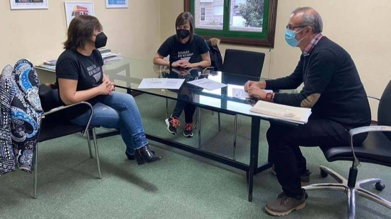 Reunión mantenida en la mañana de ayer entre las trabajadoras y el alcalde Juan González.