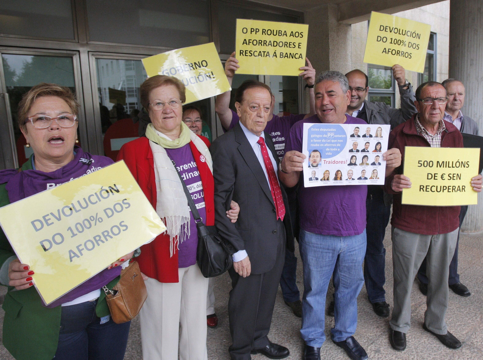 Miembros de la plataforma de afectados por las participaciones en preferentes se han concentrado delante de los juzgados compostelanos