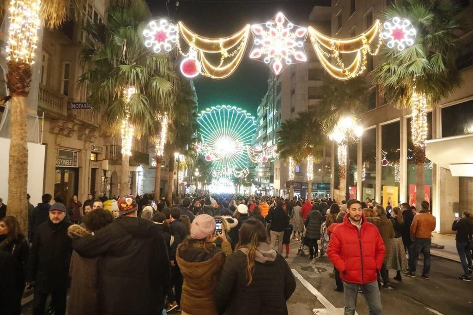 Los turistas invaden Vigo en el Puente196