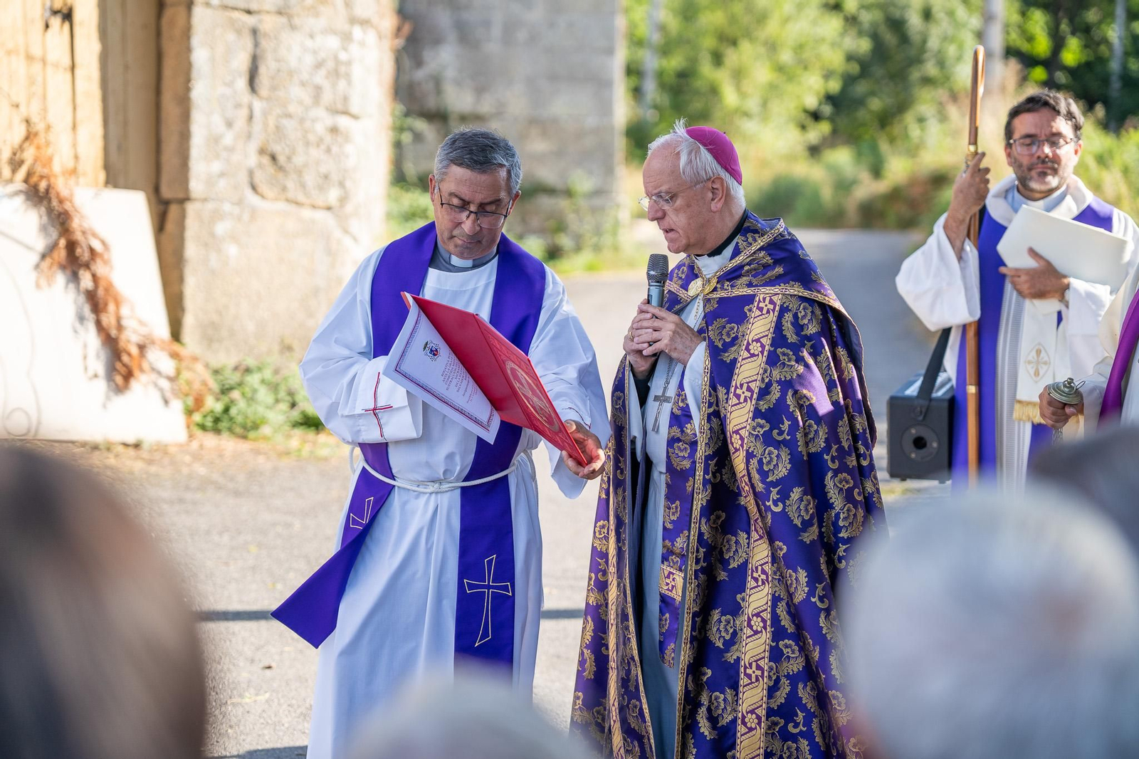 Momentos del acto de purificación y bendición celebrado en la iglesia parroquial de Parada de Ribeira tras la sustracción de sus piezas litúrgicas