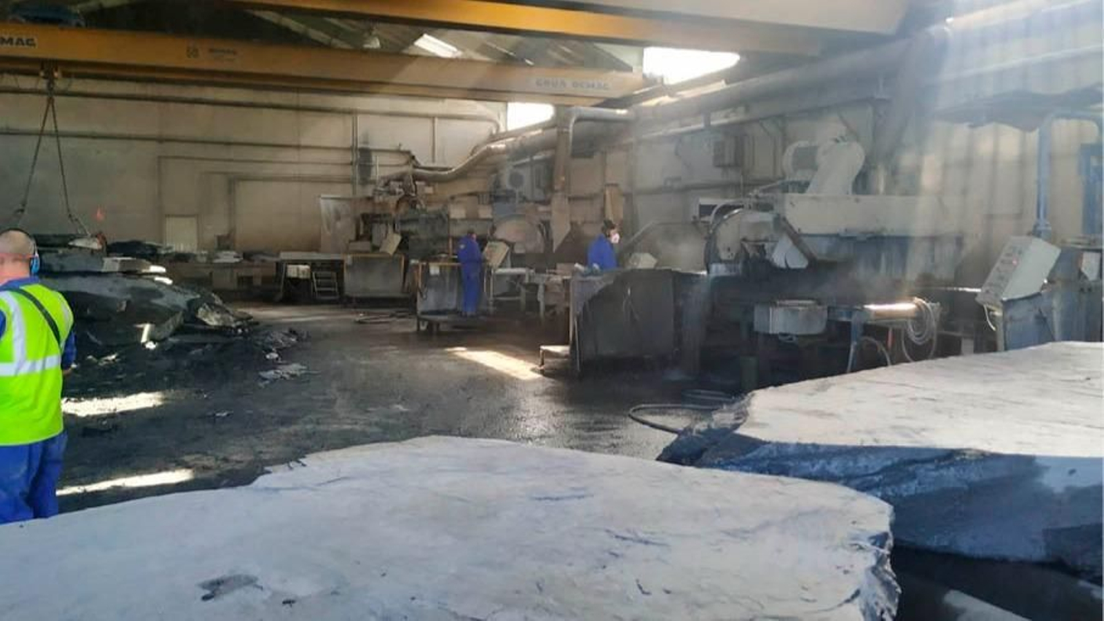 Trabajos en una nave de producción de pizarra, en Carballeda de Valdeorras.