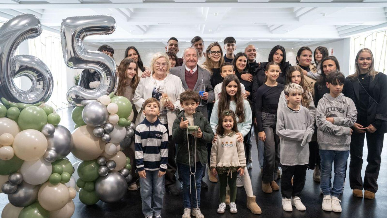 Olga Iglesias y José Caride junto a los miembros de su familia, la más numerosa de toda A Peroxa.