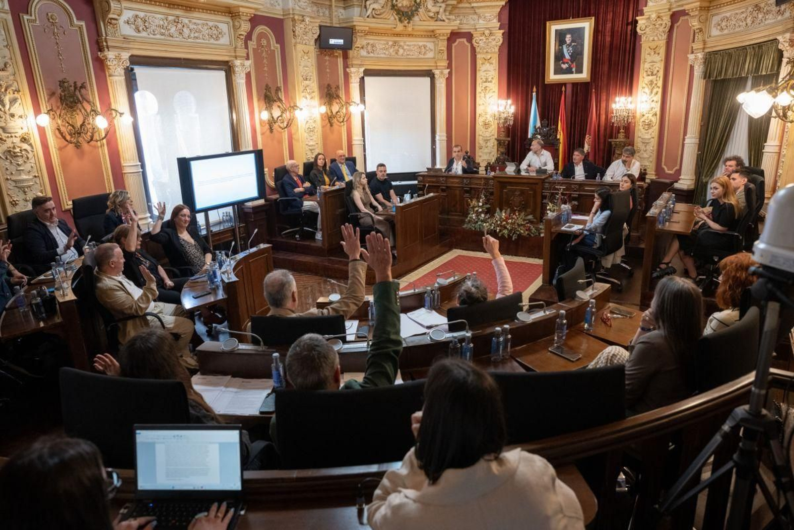 PP y BNG votan a favor de la retirada del borrador orzamentario.
