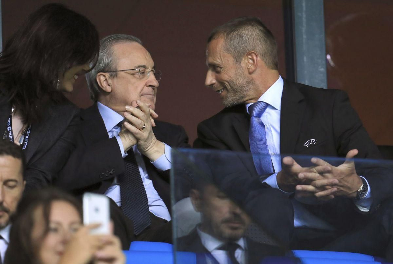 Los presidentes del Real Madrid, Florentino Pérez, y de la UEFA, Ceferin, en un palco.