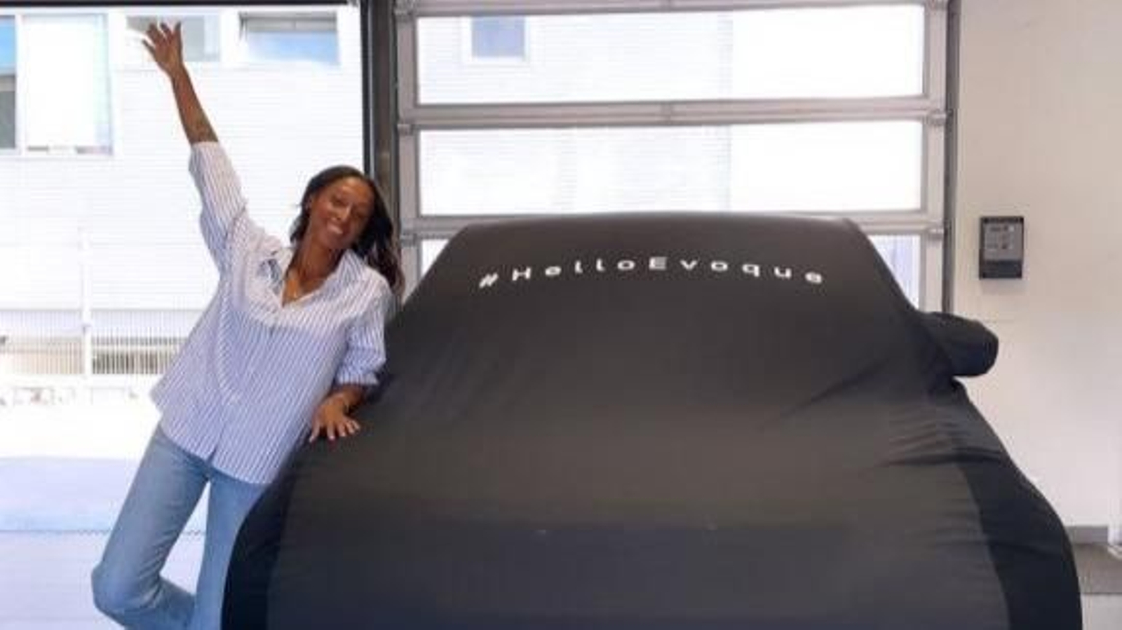 Ana Peleteiro posa junto al coche de sus "sueños", que cuesta más de 55.000 euros.