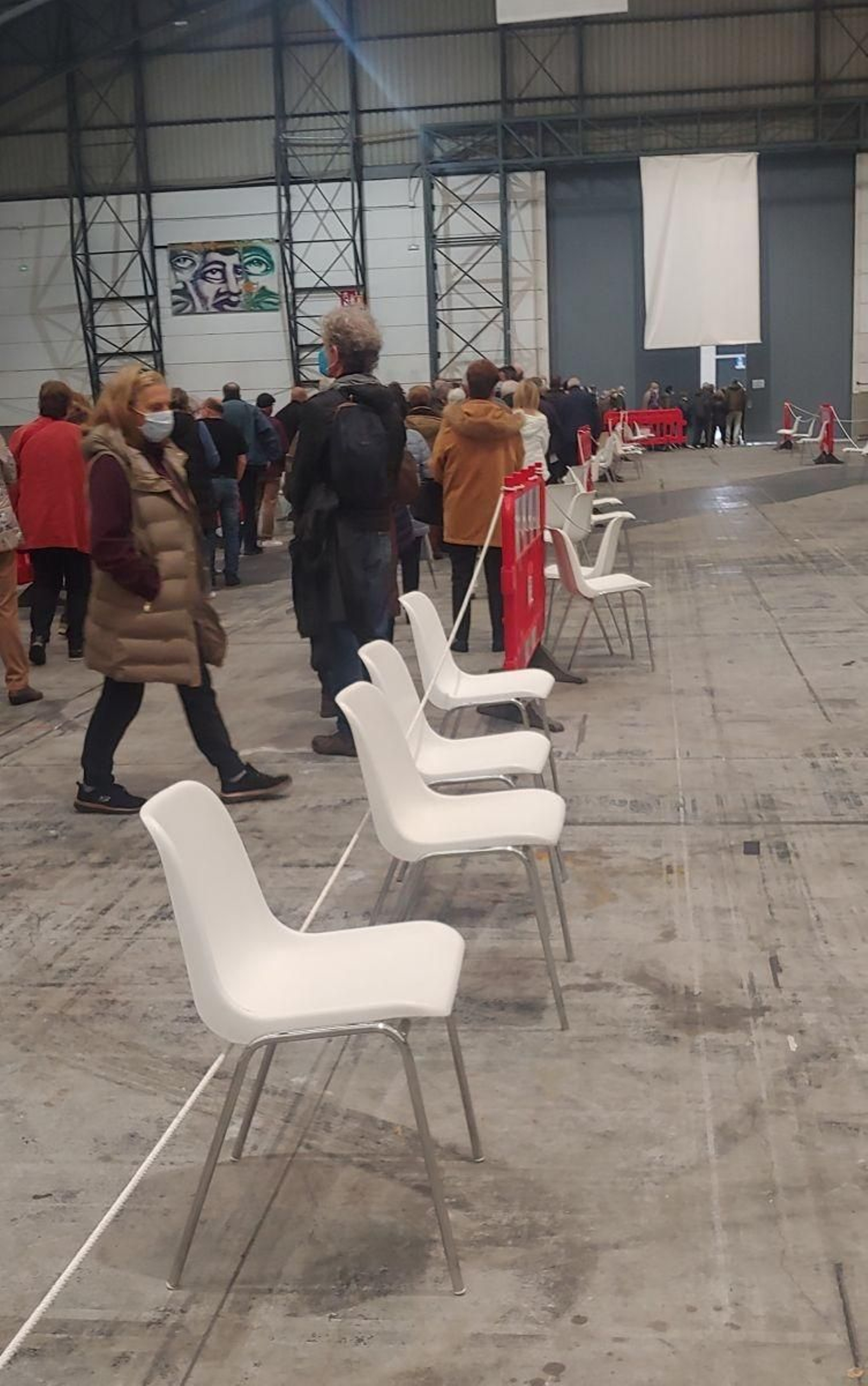 El recinto ferial colocó sillas para los que están a la cola.