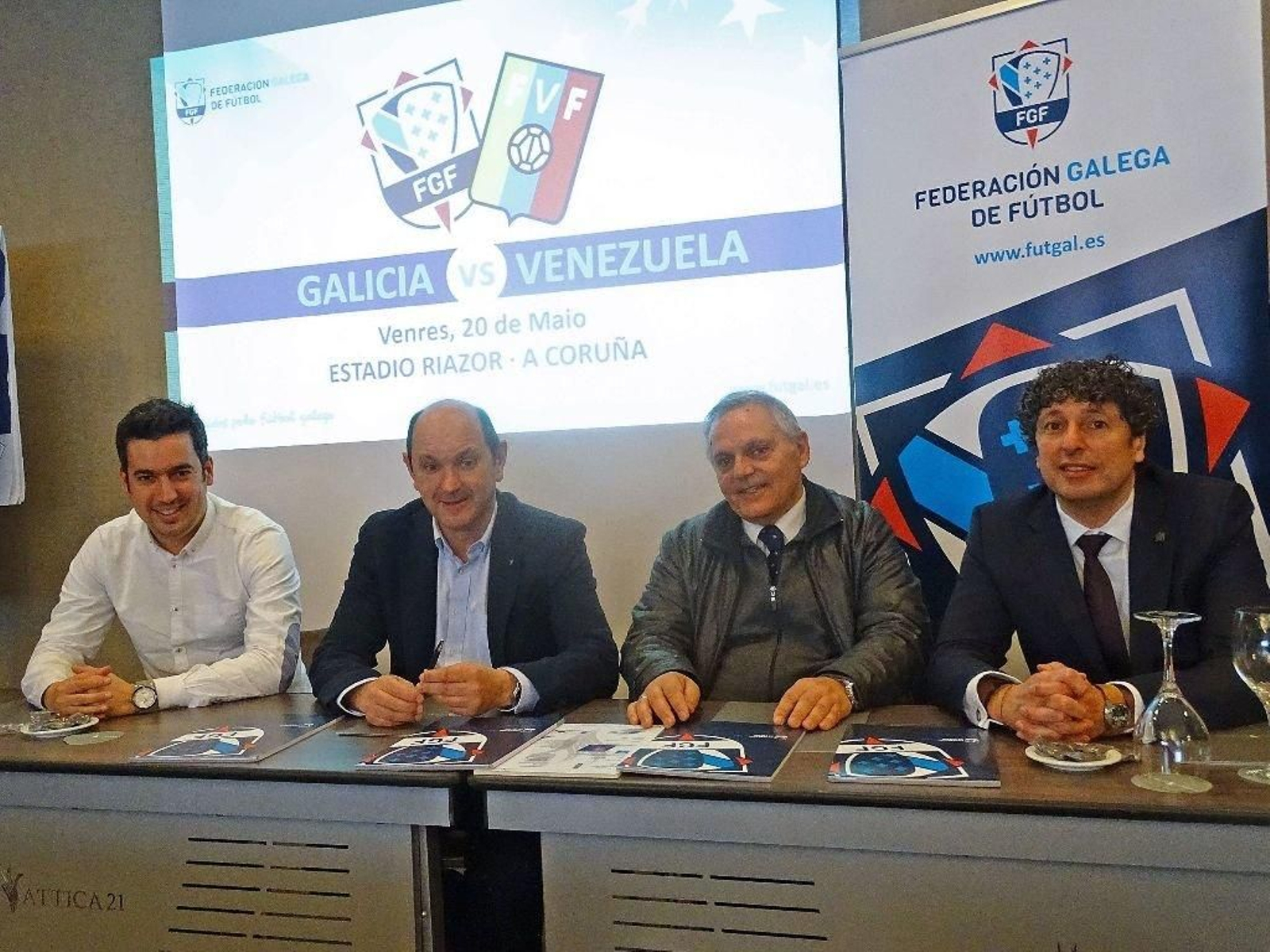 El presidente de la Federación Gallega, Rafael Louzán, encabezó ayer la presentación del partido.