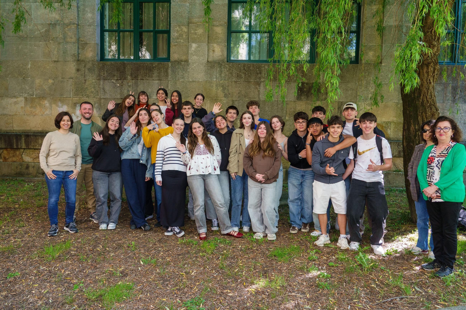 Foto de familia dos alumnos mallorquines cos seus compañeiros vigueses e os docentes organizadores.