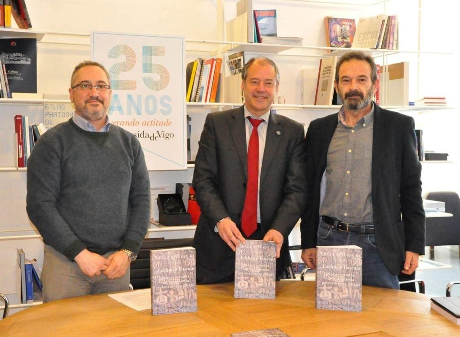 El vicerrector Manuel Fernández, el rector vigués Salustiano Mato y el profesor y editor de la obra Gonzalo Navaza.