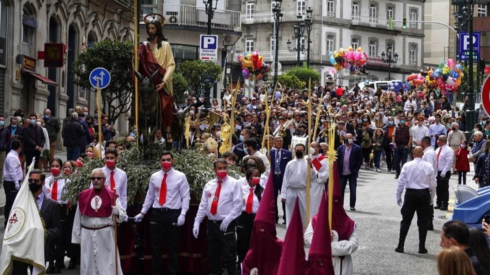 La Borriquita, de la Cofradía del Silencio, abrió ayer el programa de procesiones de la Semana Santa viguesa con estrenando recorrido.
