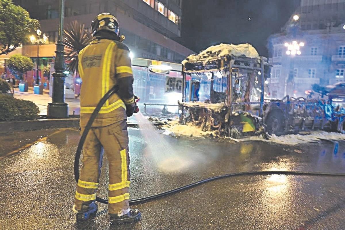El incendio provocado arrasó por completo un autobús híbrido que llevaba poco tiempo en activo.