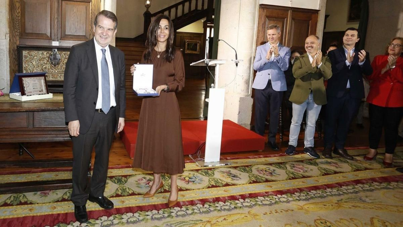 Isabel Pardo de Vera, secretaria de Estado de Tranportes y Movilidad, recibió  del alcalde Abel Caballero la Medalla de Oro en un acto en Castrelos.
