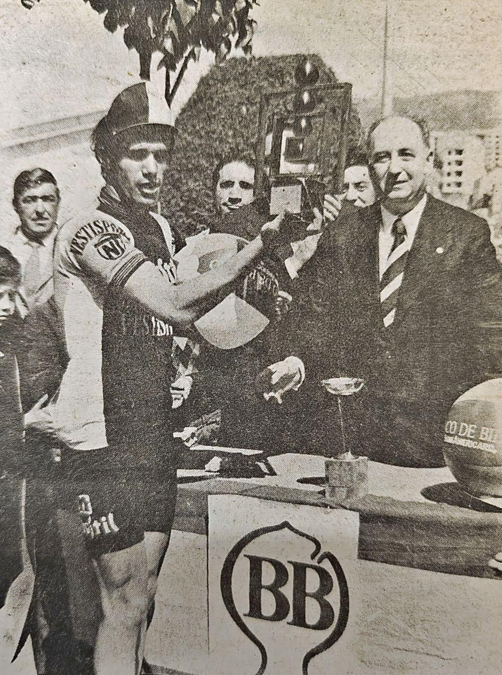 Isidro Juárez recibiendo el trofeo de ganador.