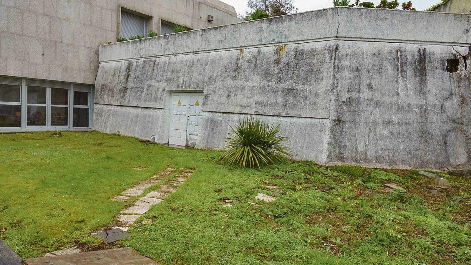 La construcción tiene dos accesos al pasillo que lleva el búnker, pero una de las puertas fue tapiada en la última reforma. Actualmente solo se puede entrar al refugio desde donde está ubicada toda la instalación eléctrica, por lo que el acceso está restringido por motivos de seguridad.