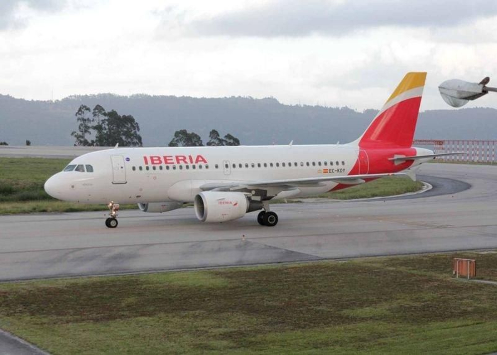 Un avión de Iberia, en el aeropuerto de Peinador