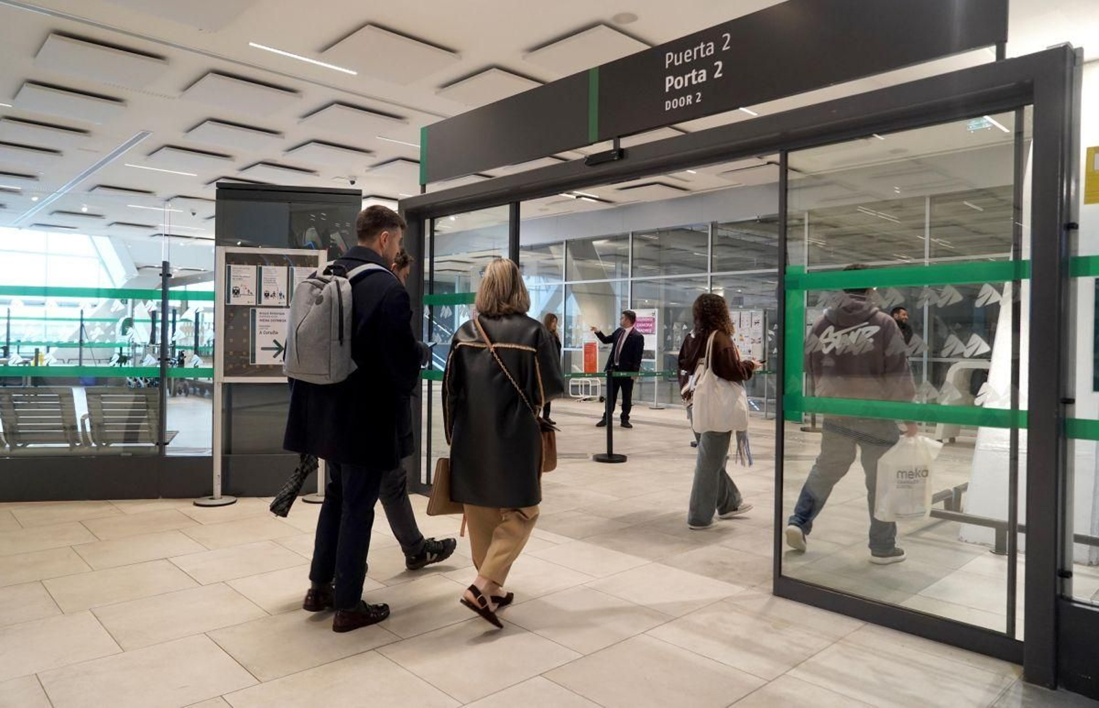 Varios usuarios se dispone a entrar ayer en la terminal ferroviaria de Urzaiz.