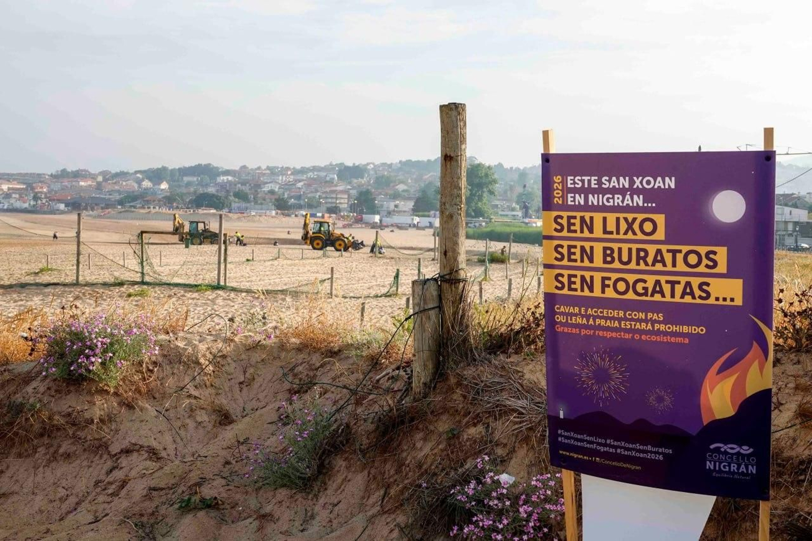 Galería | La resaca de San Xoán 2026 deja toneladas de residuos en Samil y Panxón