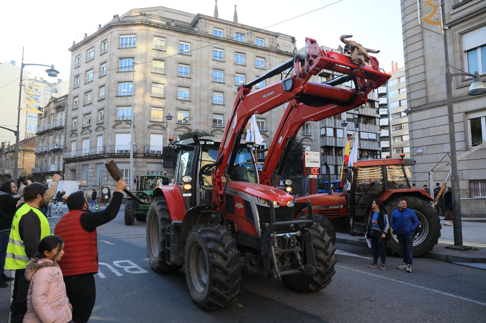 Galería | Los tractores toman Ourense y San Cibrao: "Se non estamos nós, vanse queimar ata as persianas dos edificios"