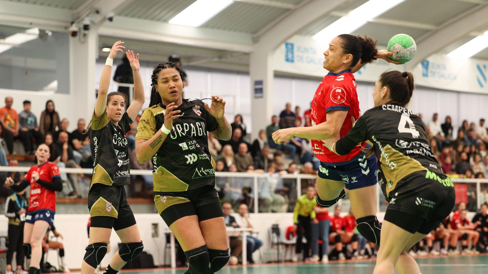 A lusa Julia Figueira trata de meterse entre a defensa do Guardés para sacar o lanzamento nun encontro no que o Porriño acadou a vitoria.