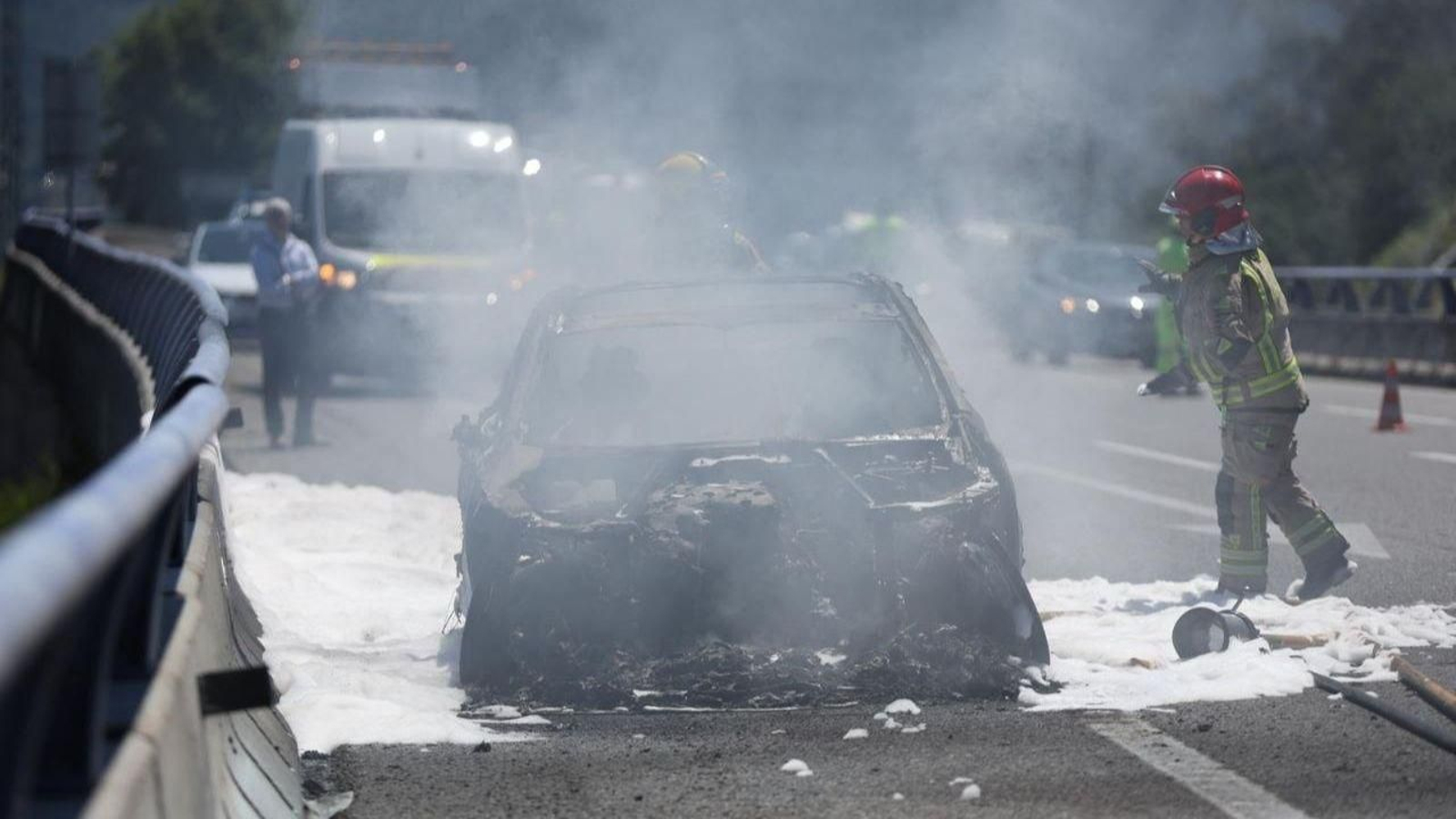 Espectacular incendio de un coche en la AP-9 a la altura de Mos