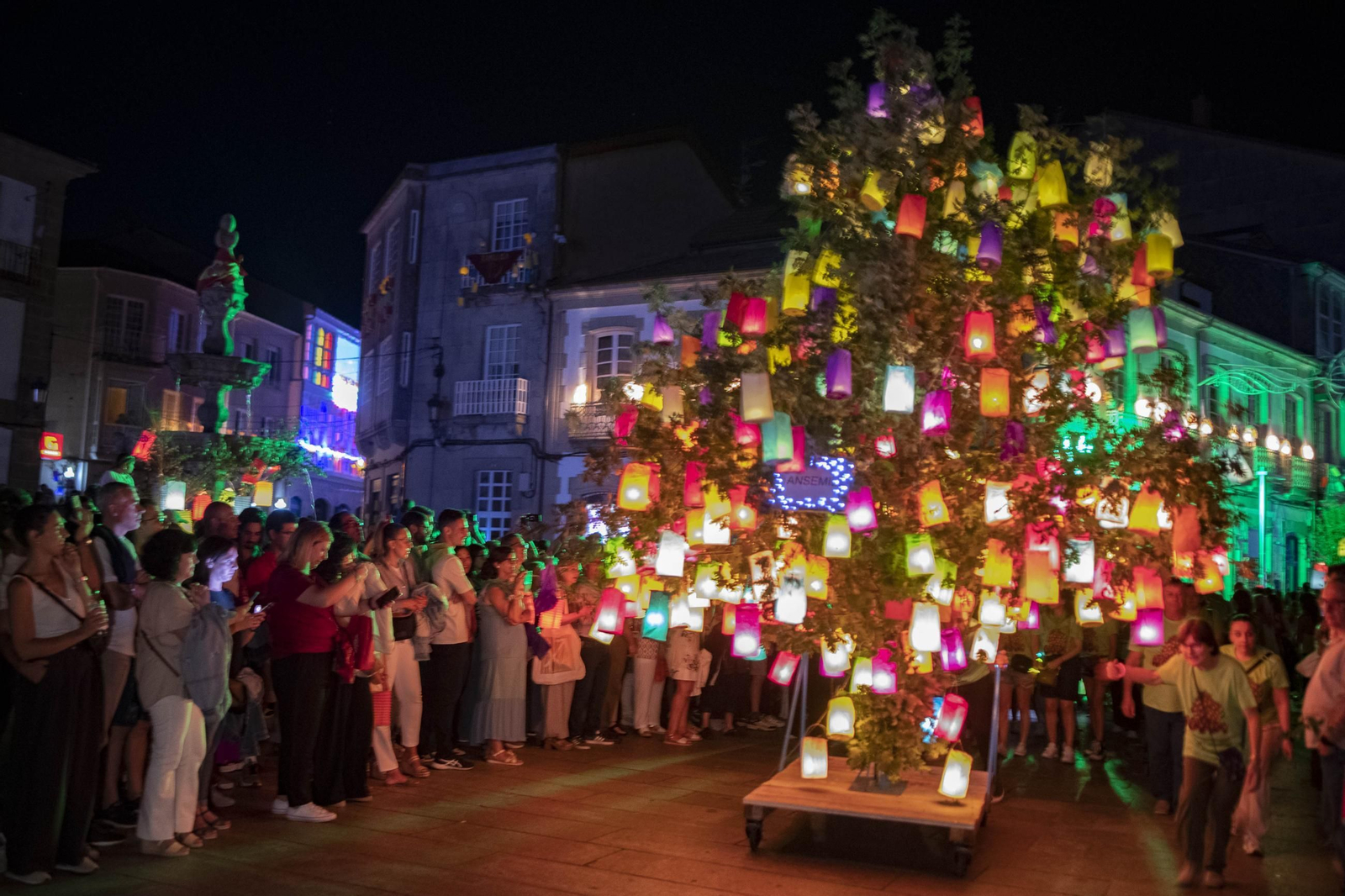 Galería | Celanova vuelve a disfrutar bajo la luz de los faroles durante A Ramallosa