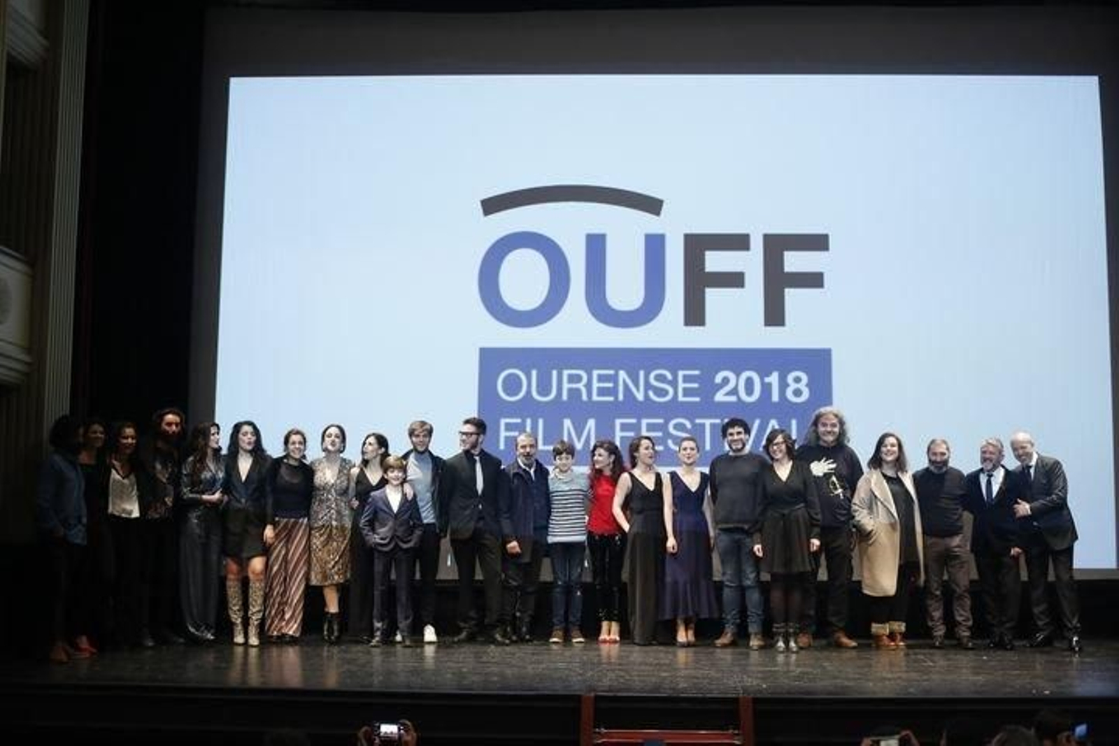 Reparto, equipo técnico y productora de "Lobos e Cordeiros", en el Principal.