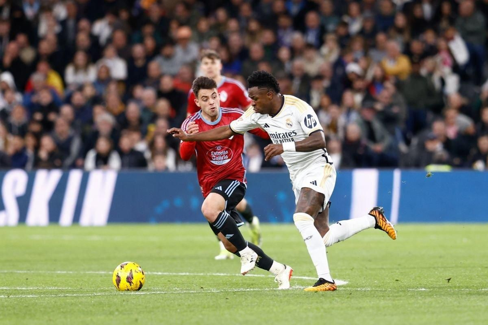 Beltrán intenta frenar a Vinicius en el partido Real Madrid-Celta del pasado domingo.