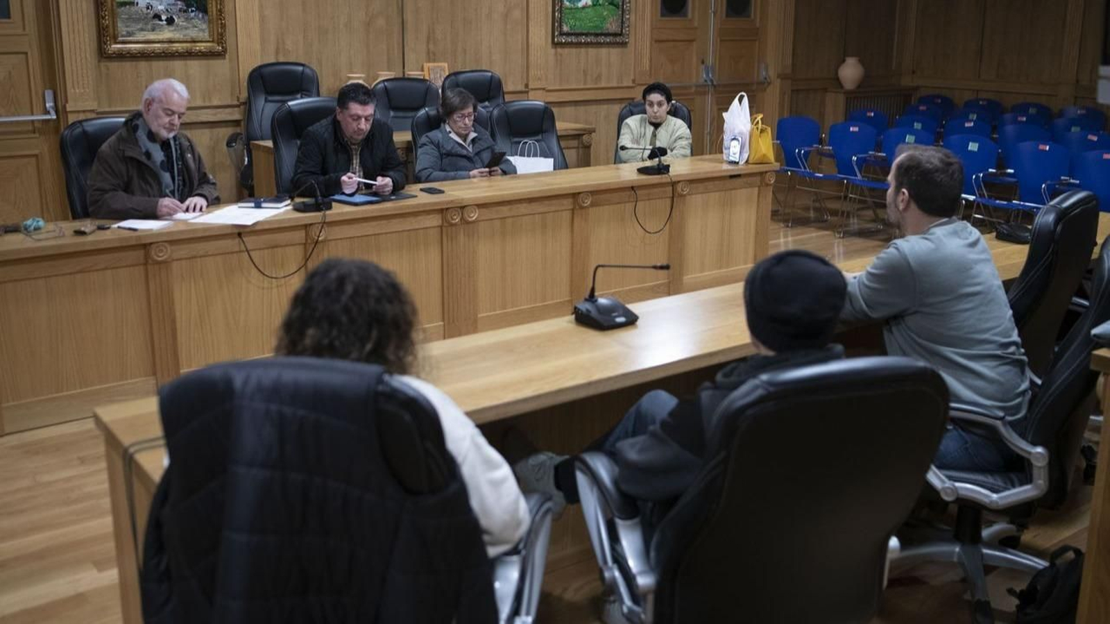 Un momento de la reunión que tuvo lugar en la noche de ayer en el salón de plenos de Xinzo (Foto: Xesús Fariñas).