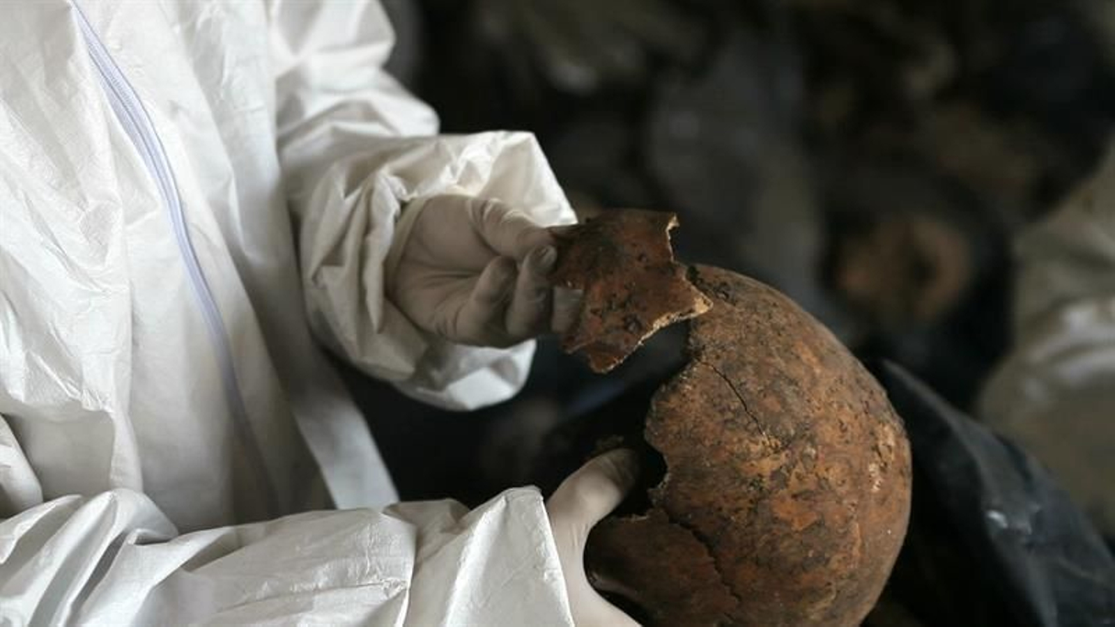Fotografía sin fechar cedida por la Productora Roccomotion y que muestra una escena del documental "La memoria de los Huesos"