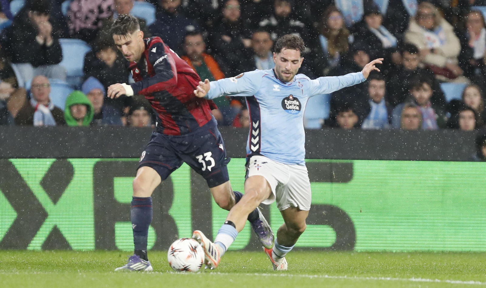Javi Rueda disputa un balón con el español del Bolonia Juan Miranda.