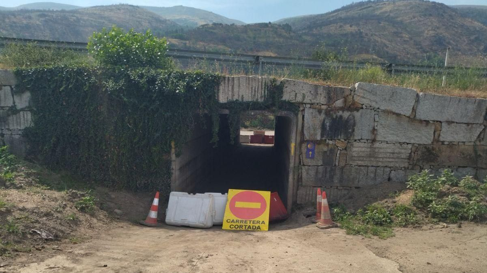El paso bajo la carretera N-120 en Arcos permanecía cerrado ayer.