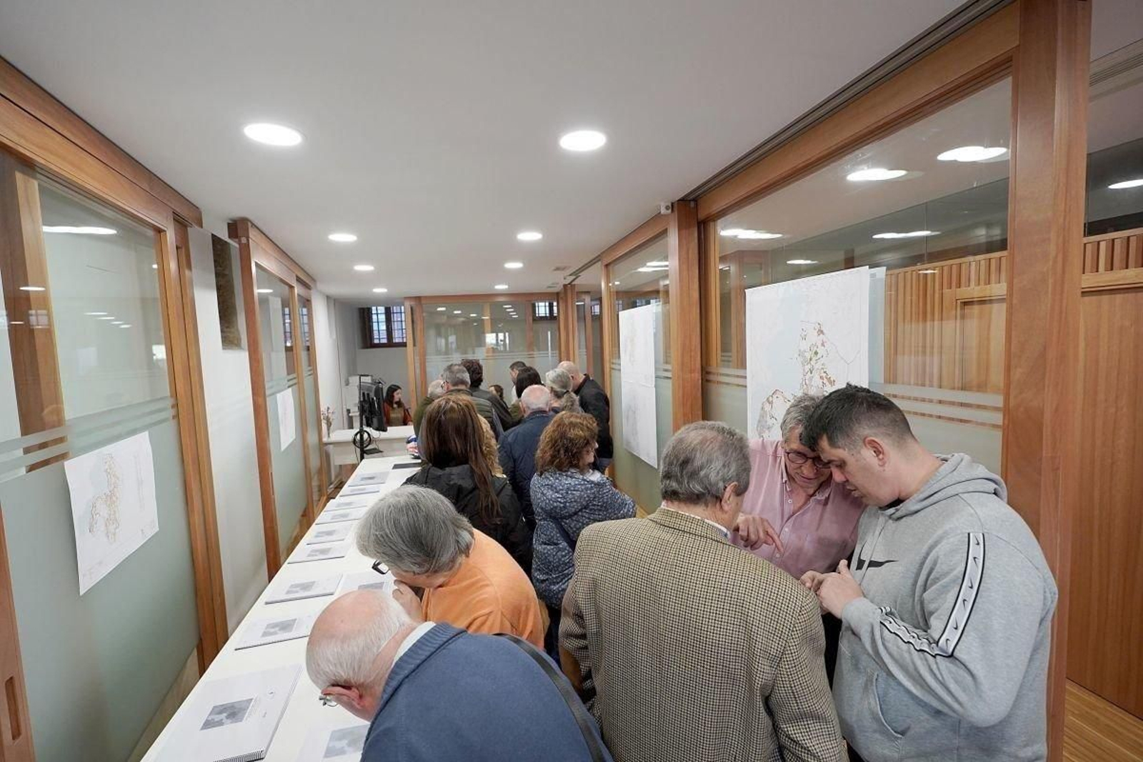 Vecinos haciendo cola para resolver sus dudas sobre el PXOM.