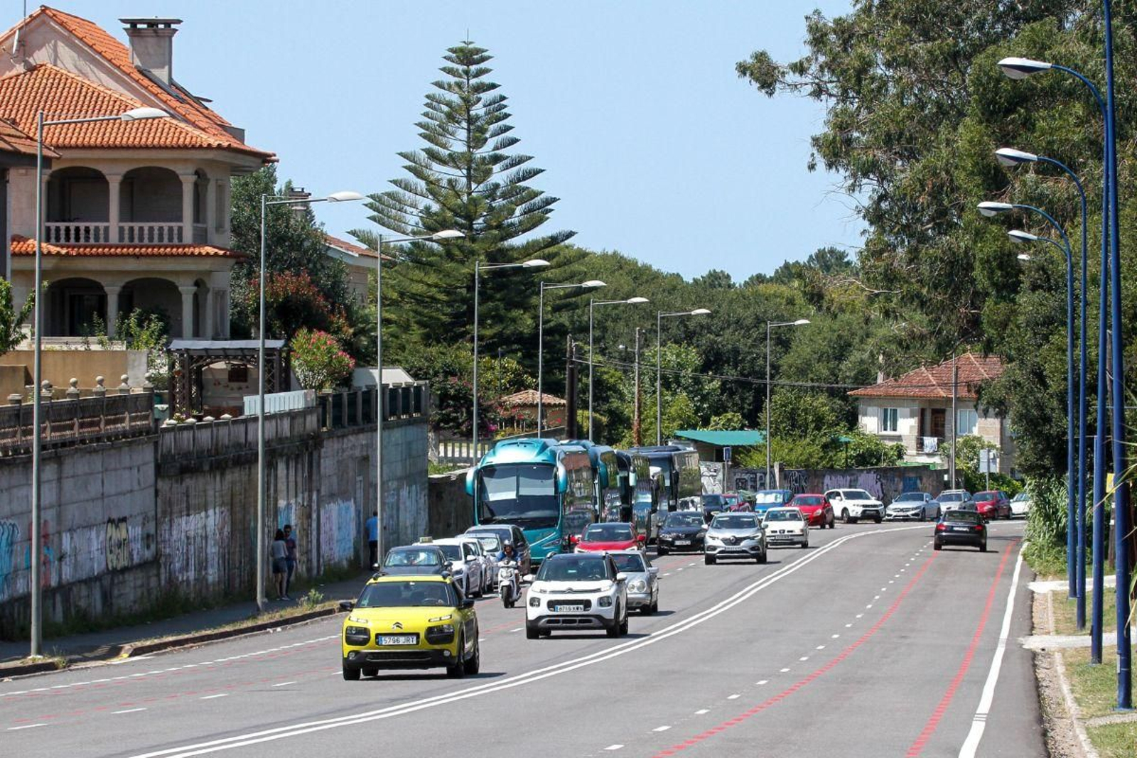 Coches circulando por Vigo.