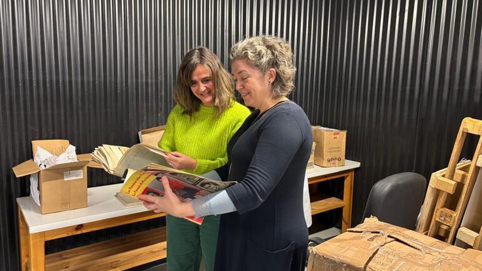 Ziortza Olana (izquierda) repasando los fondos