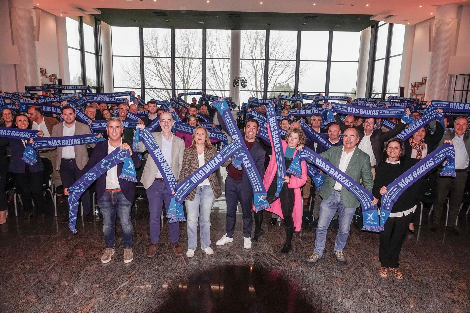 Los alcaldes de la provincia y representantes del turismo posaron con el presidente de la Diputación, Luis López.