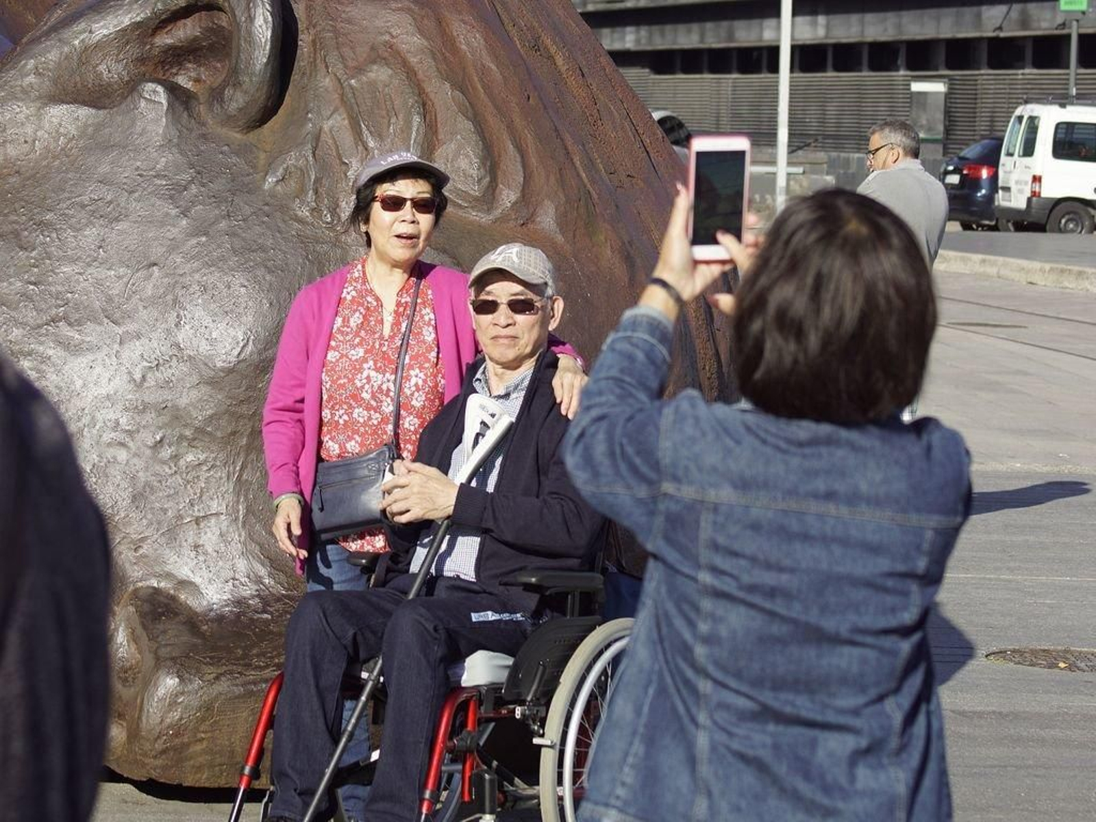 Pasajeros japoneses del "Sun Princess", de turismo clásico ante el "Bañista" de A Laxe.