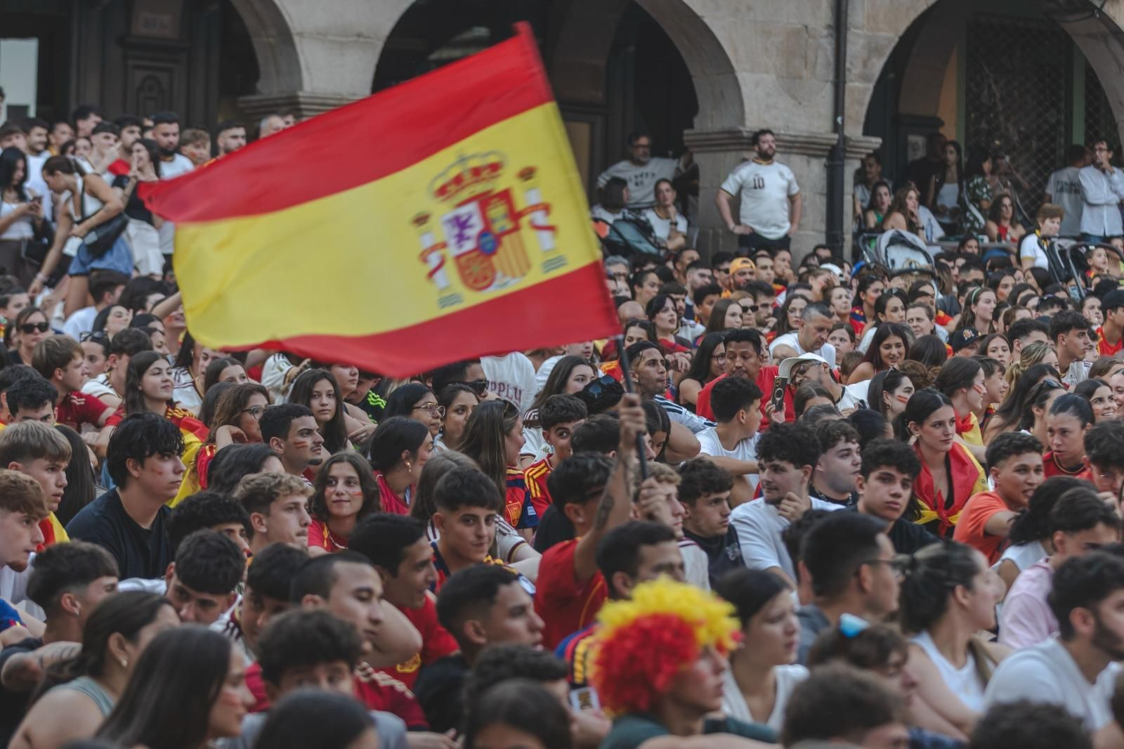 Galería | Camisetas, banderas y las calles de Ourense llenas de emoción por ver a España jugar los cuartos de final, en fotos