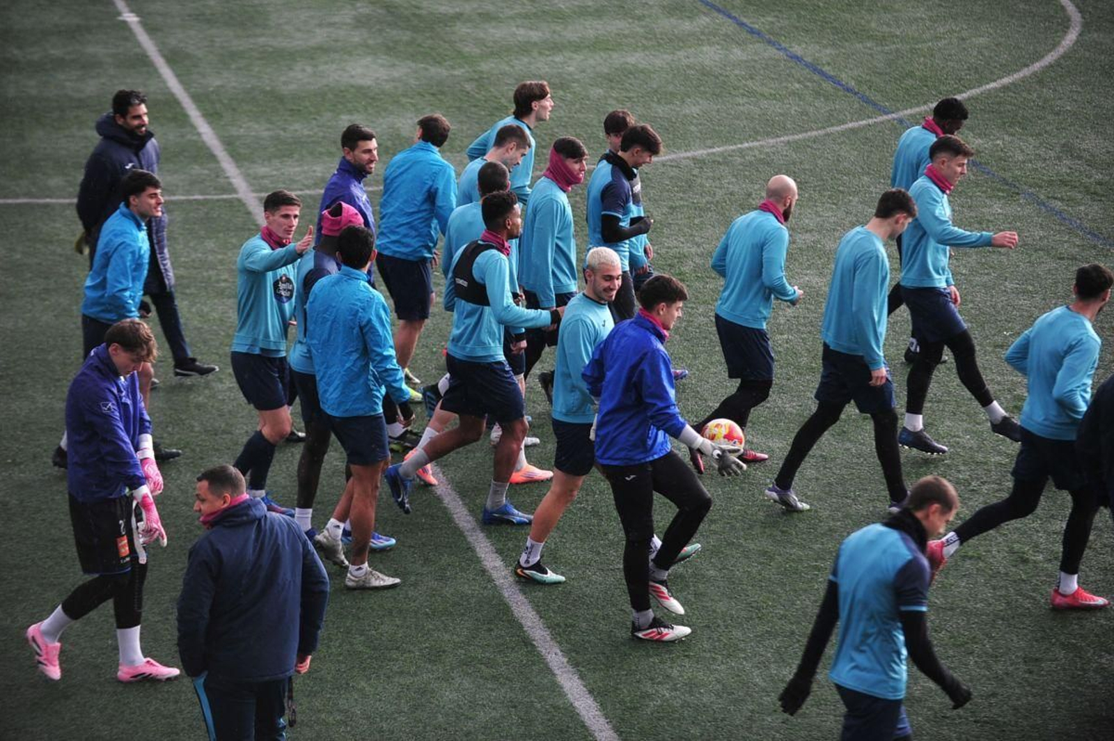 Los jugadores del Ourense CF bromean durante un entrenamiento en el campo de Oira.