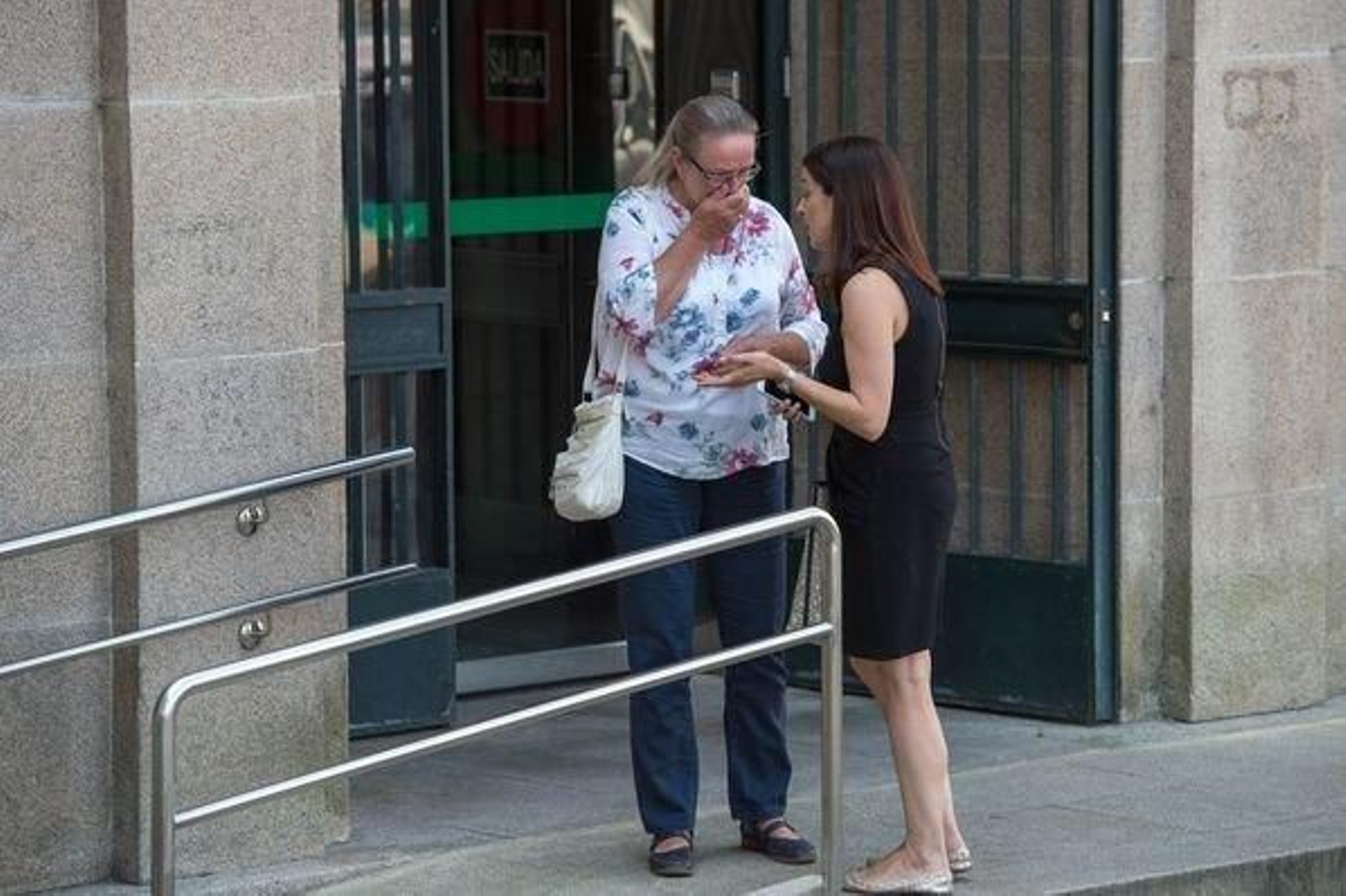 La viuda, Margot Pool, a la izquierda, no pudo contener las lágrimas en la cuarta sesión del juicio.