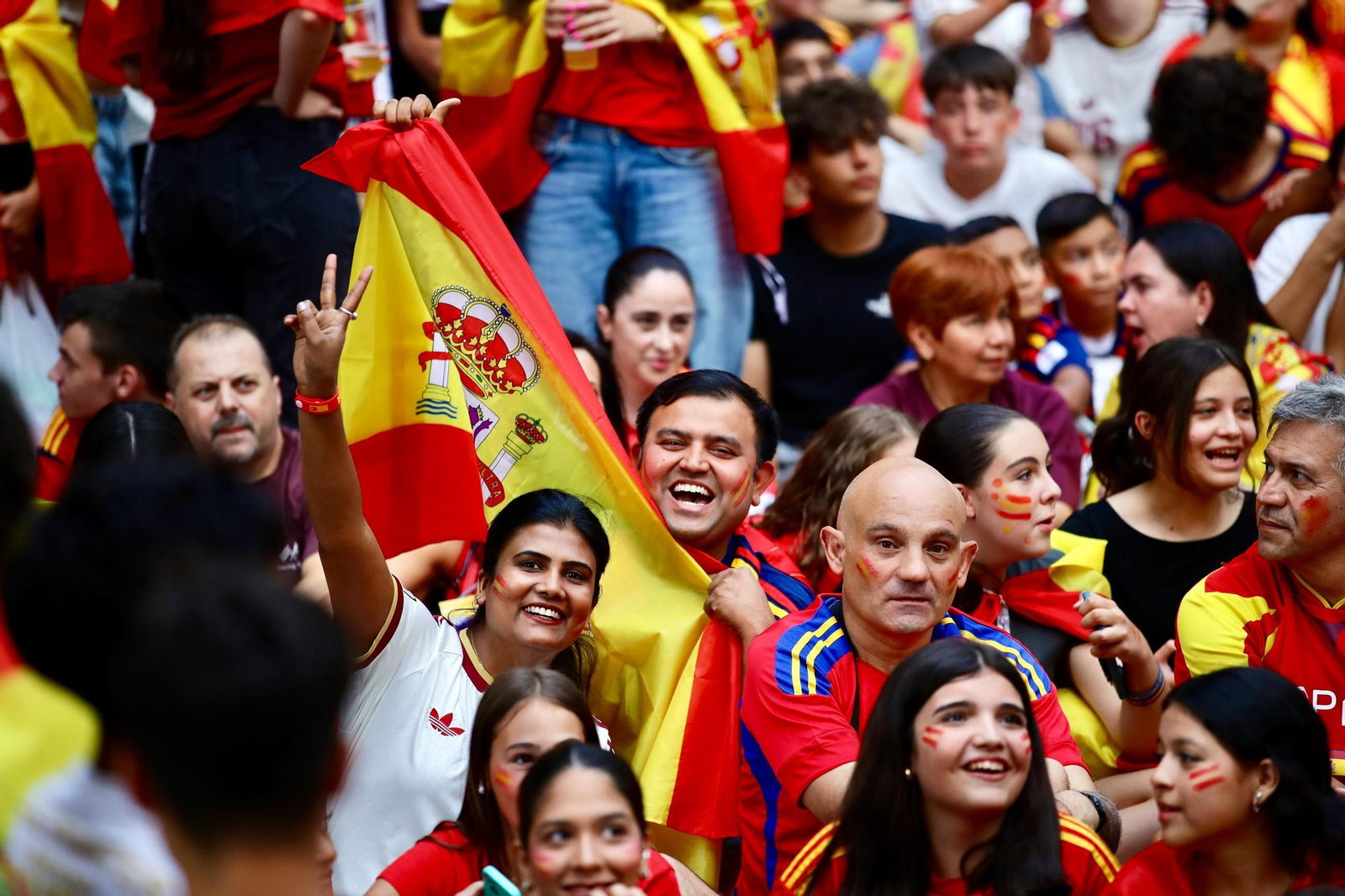 Galería | La provincia de Ourense se tiñe de rojo para apoyar a España en la final del Mundial