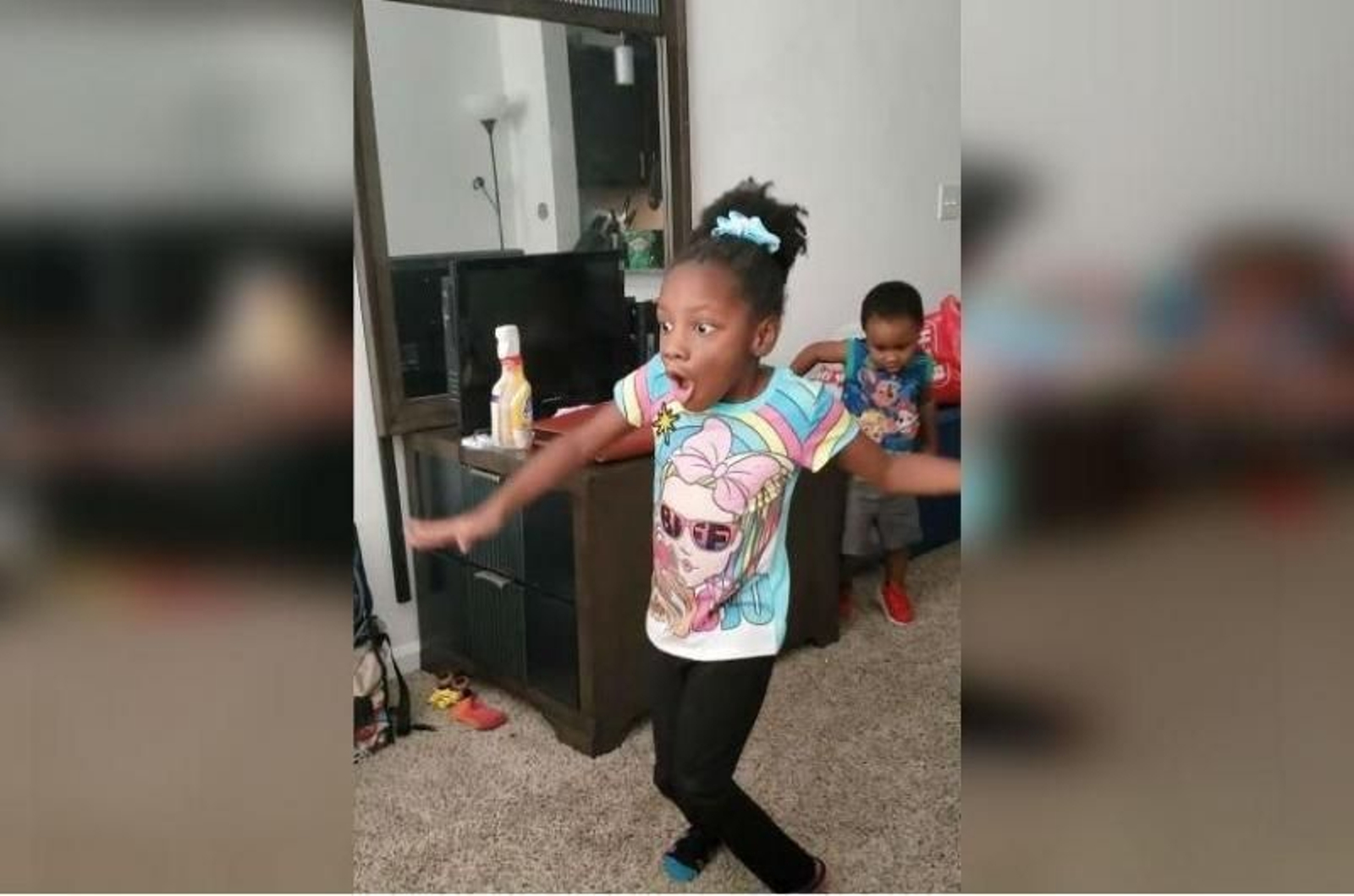 reacción-niña-con-parálisis-cerebral-al-dar-sus-primeros-pasos-Estados Unidos