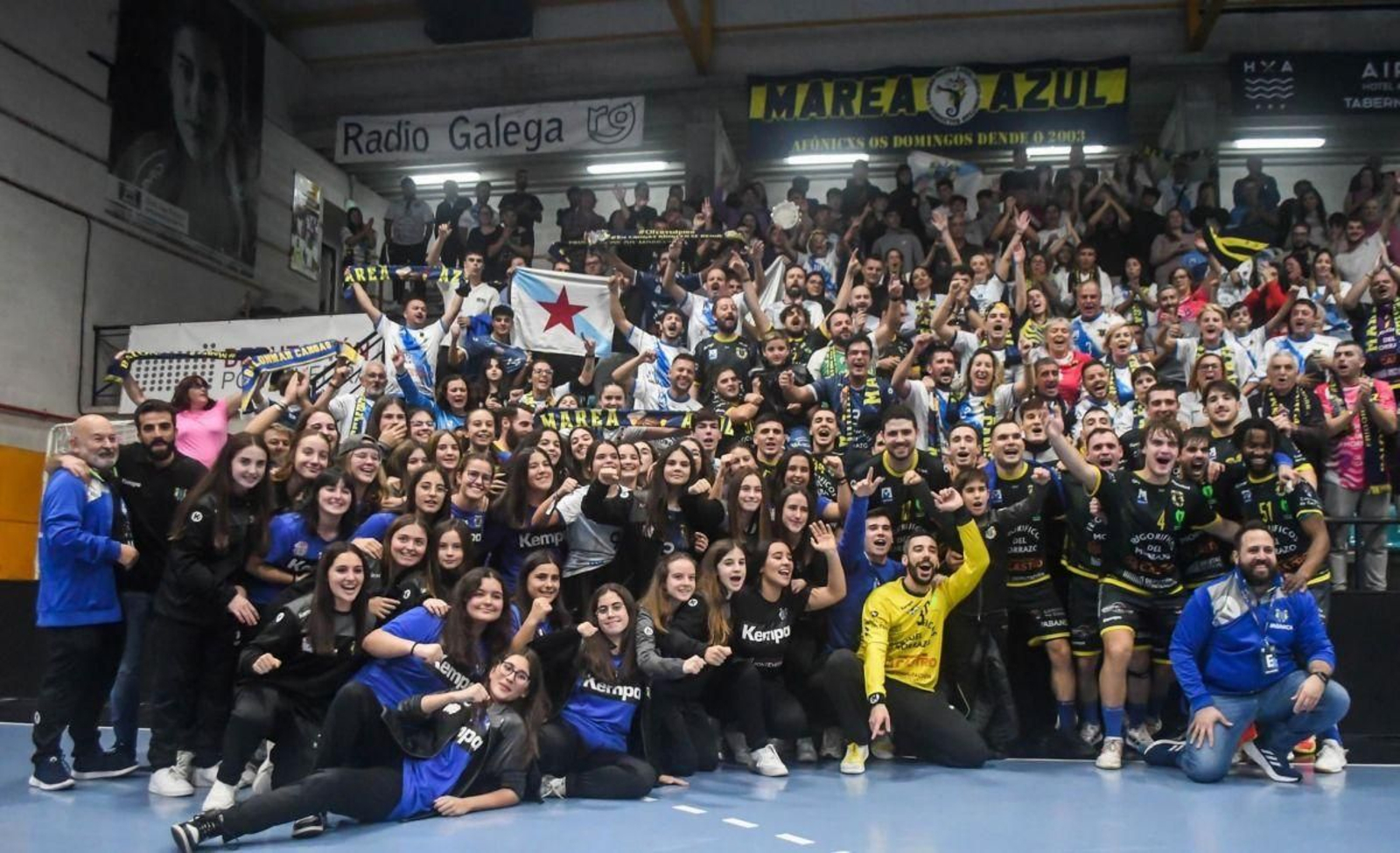 Nacho Moyano, en la parte inferior derecha, tras un partido con el Balonmán Cangas.