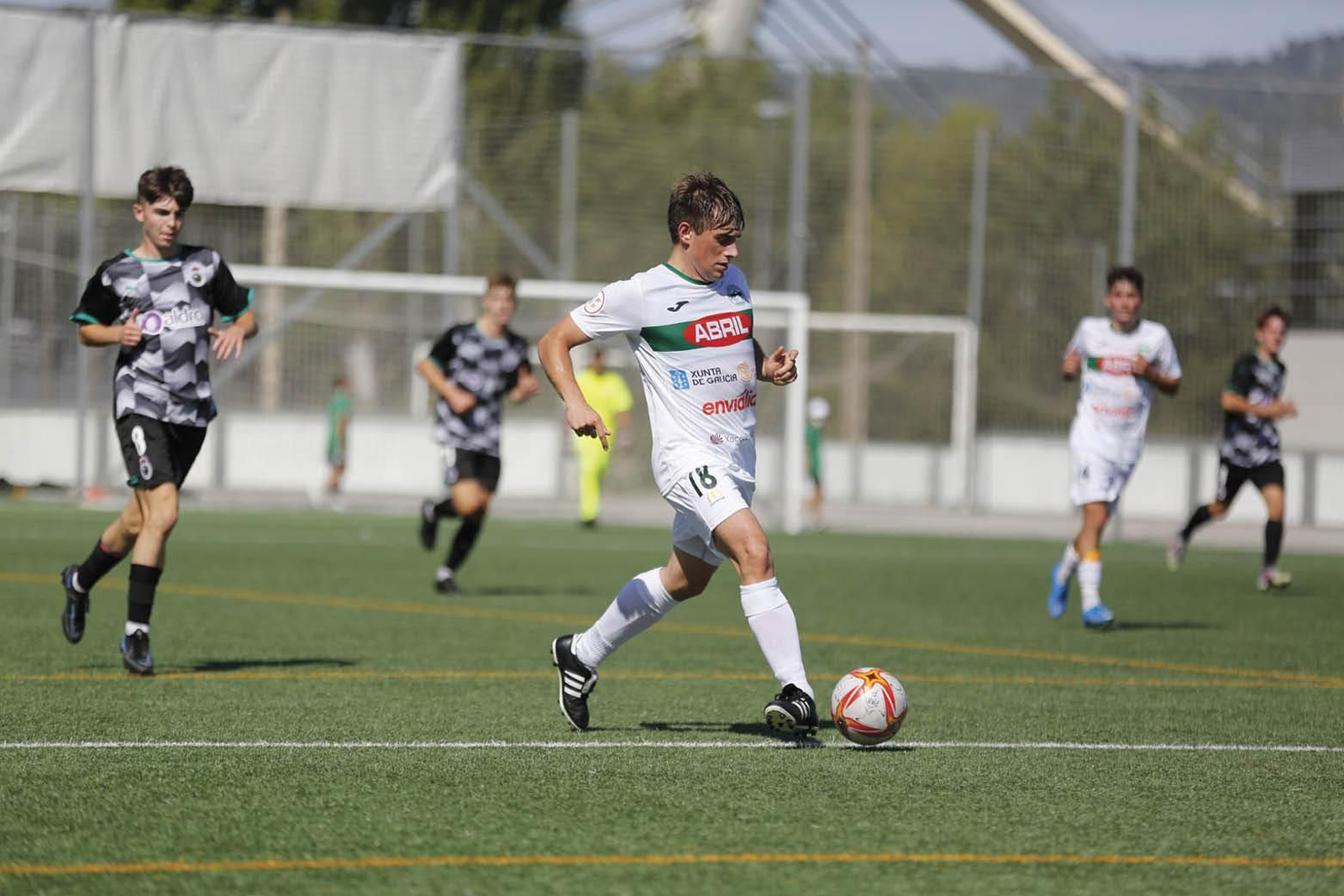El defensa del Pabellón Juan Muíños realiza un pase en el partido ante el Racing (XESÚS FARIÑAS).