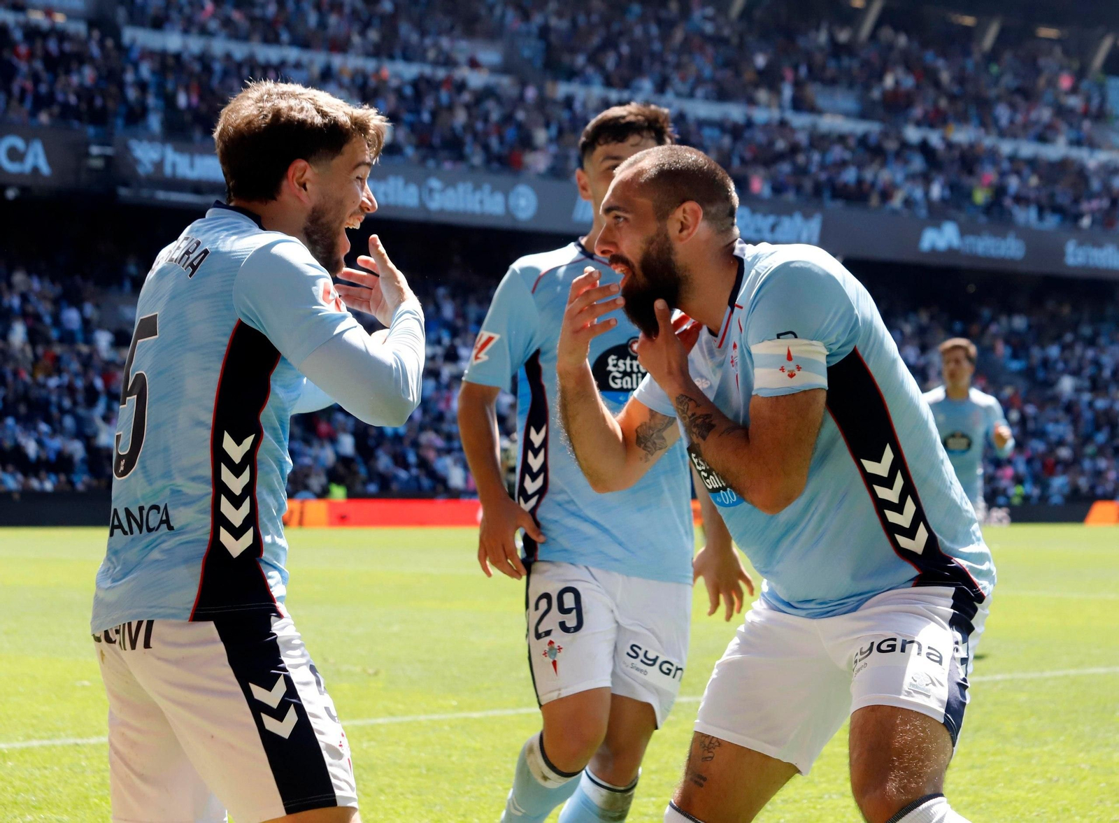 Borja Iglesias celebra su gol con sus compañeros.