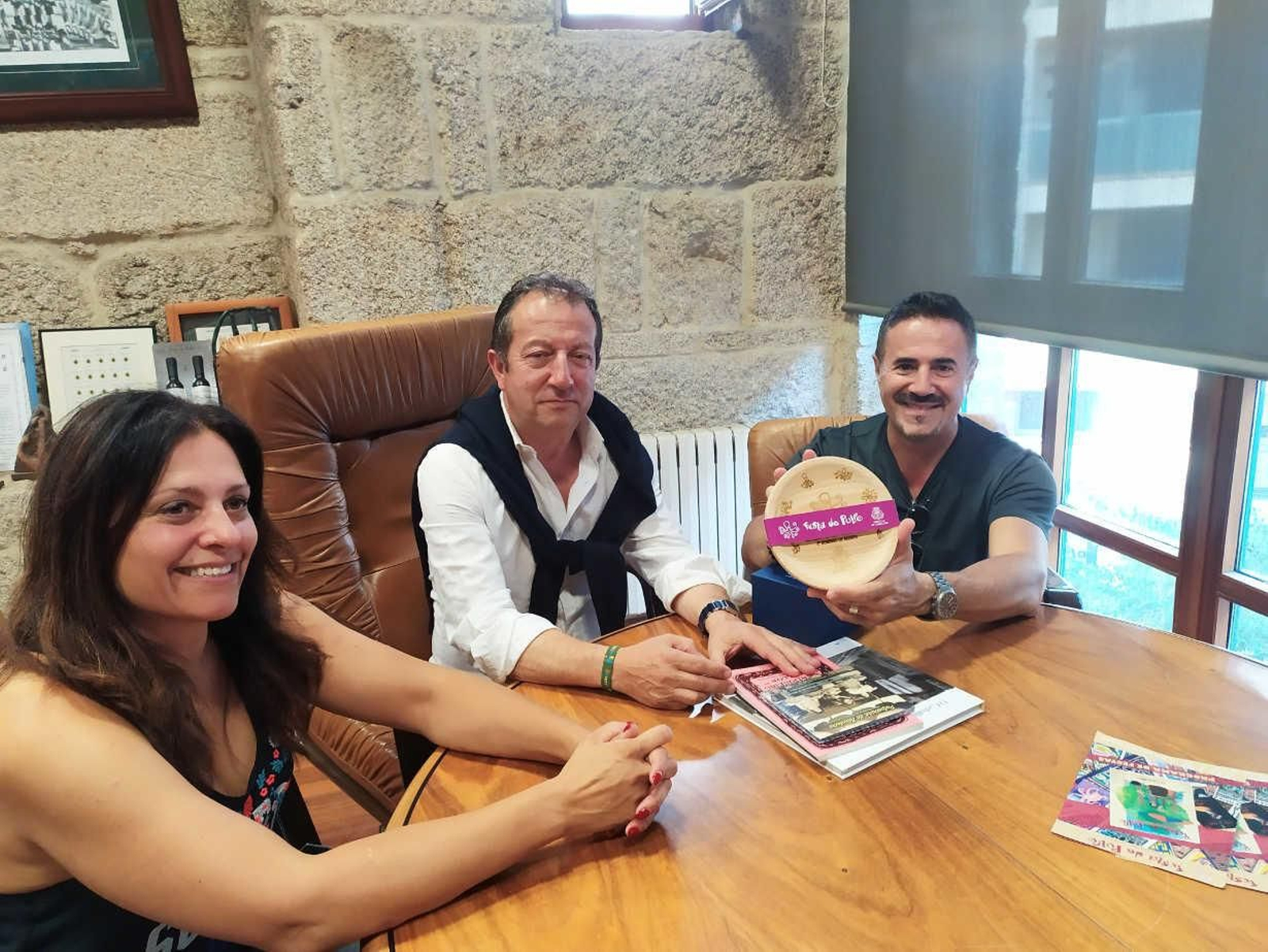 Silvia Baranda, Manuel Dacal e José García durante a recepción no Concello do Carballiño.