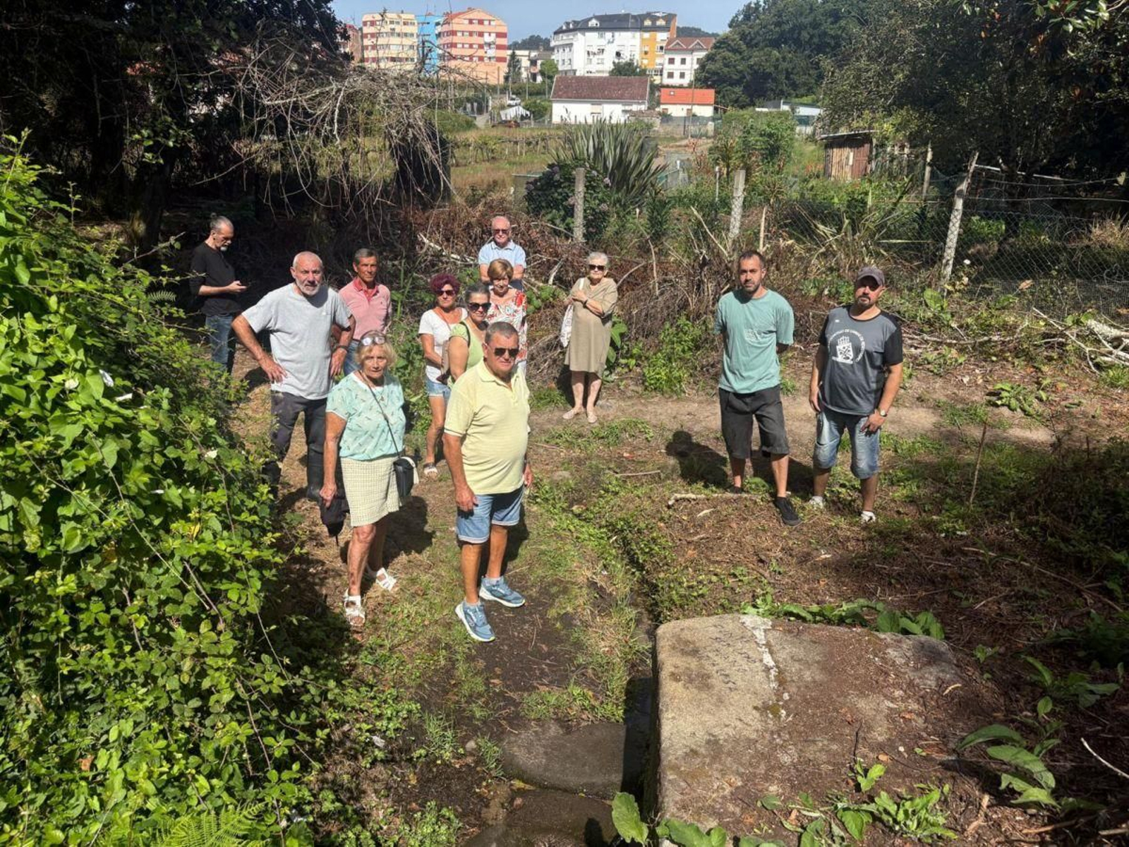Vecinos afectados por el PIA de Cangas, ayer, en los terrenos que les serán expropiados.